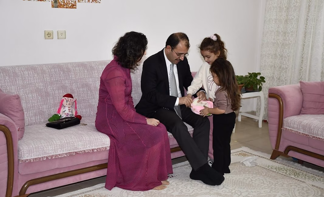 
Kadirli Kaymakamlığı’nın yürüttüğü “Yeter ki Sen Gülümse” projesi, bir çocuğun