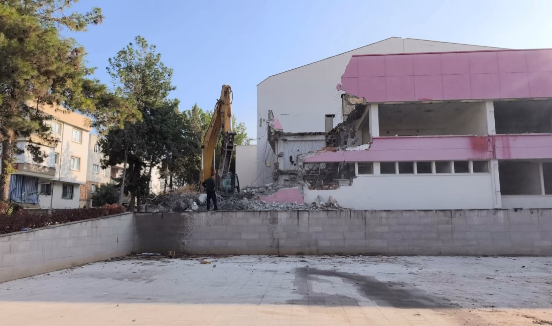 Kahramanmaraş merkezli depremlerde hasar gören 32 yıllık Kadirli Kapalı Spor