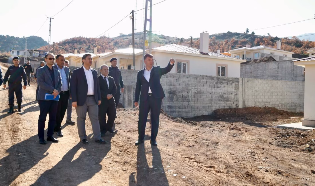 Onikişubat Kaymakamı Salih Çiğdem, Çukurhisar Mahallesi’nde yapımı süren köy evleri