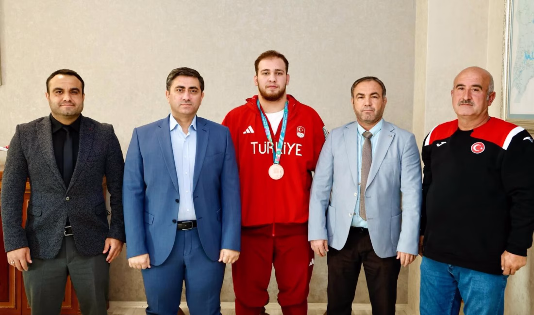 Onikişubat Kaymakamı Salih Çiğdem, 6. İslami Dayanışma Oyunları’nda 125 kg’da