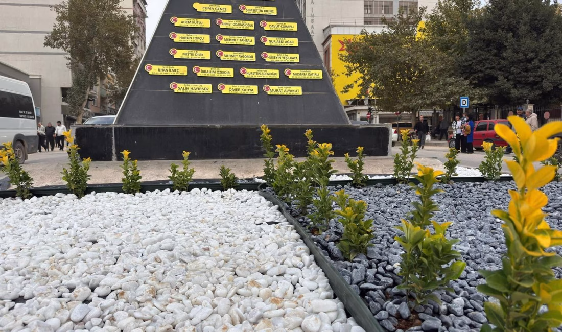 Pazarcık Belediyesi, depremde hasar gören ilçe merkezindeki Şehitlik Anıtı çevresinde