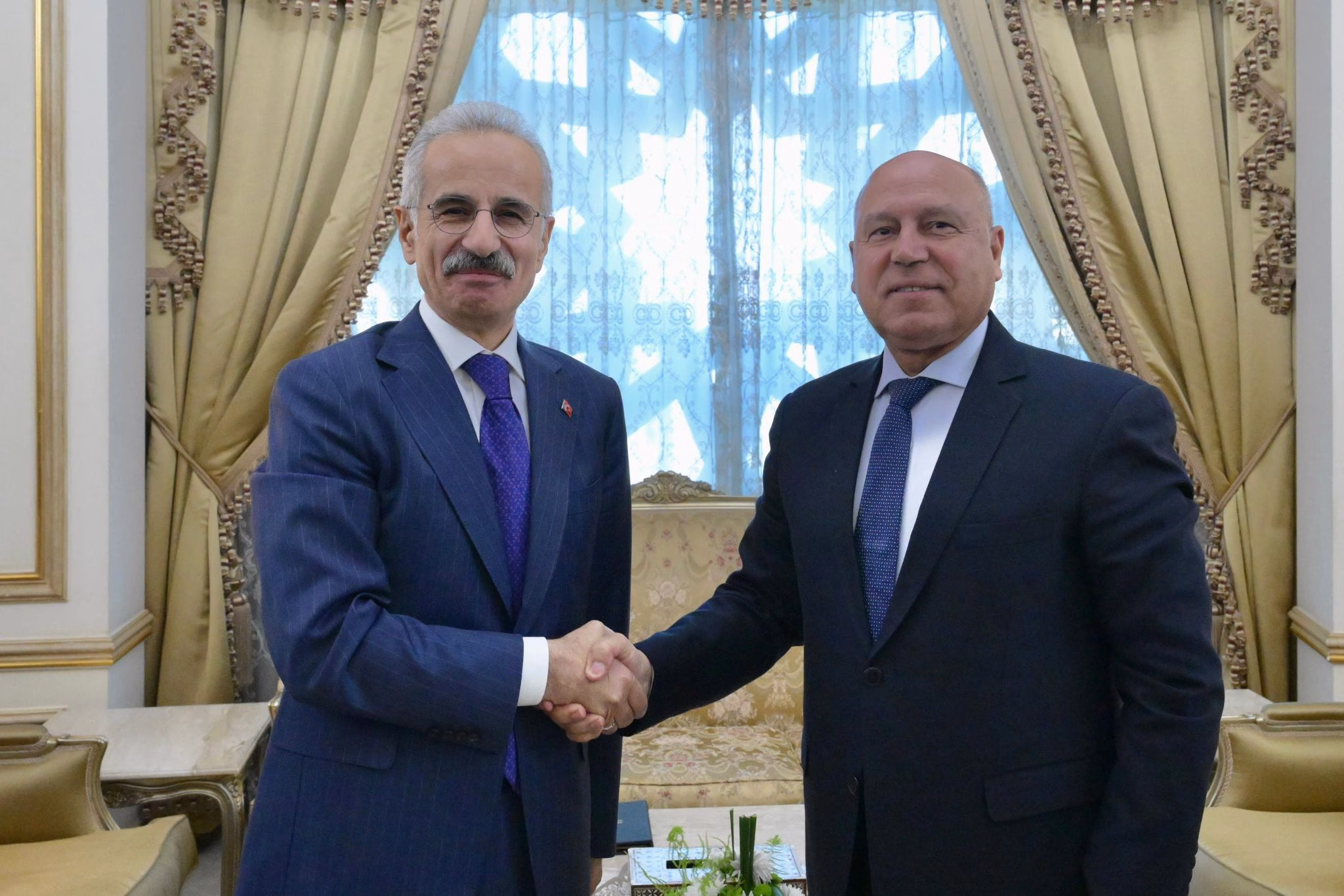 Bakan Uraloğlu, Mısır Ulaştırma Bakanı El Vezir ile bir araya geldi