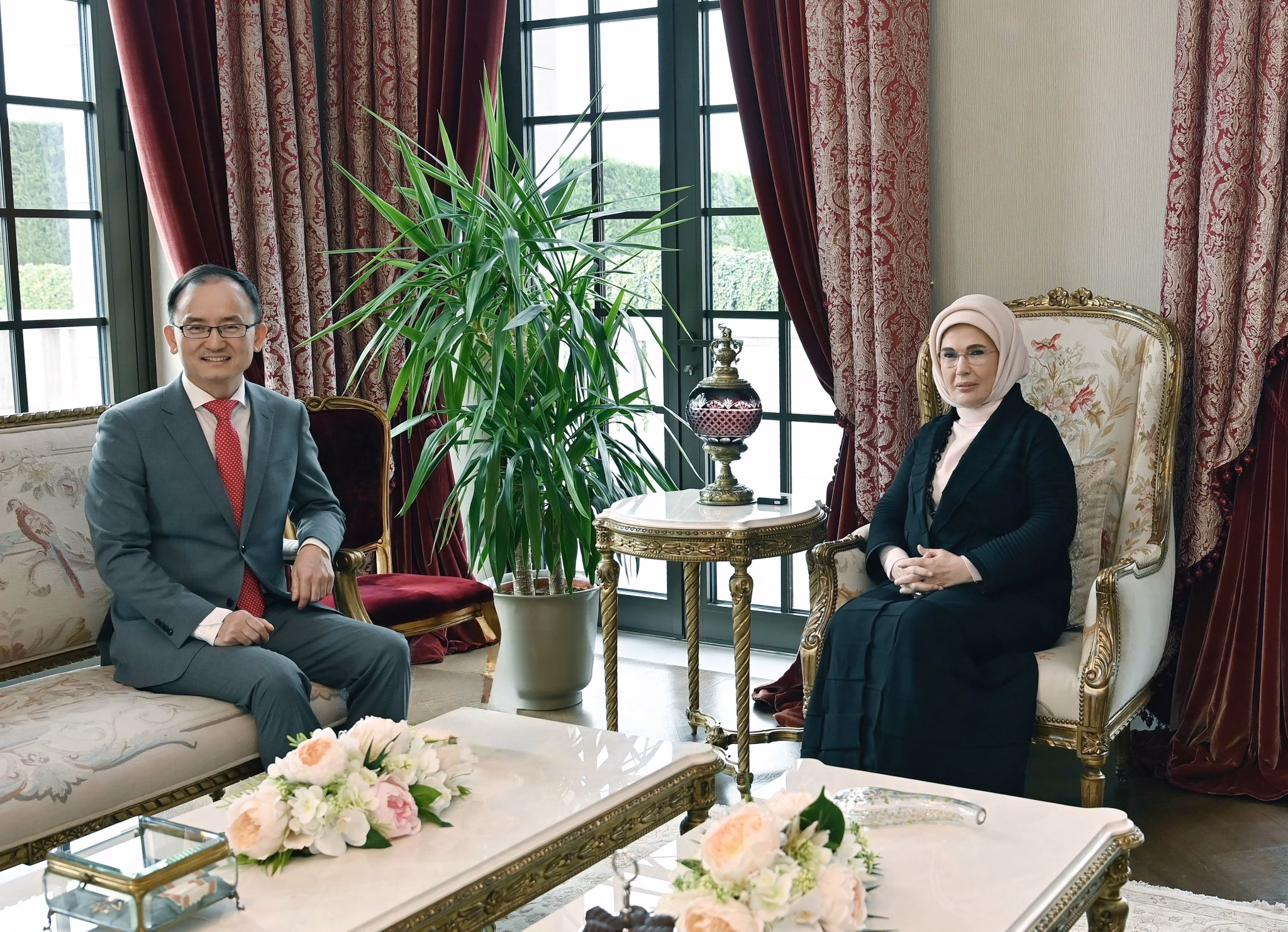 Emine Erdoğan, Çin'in Ankara Büyükelçisi ile bir araya geldi