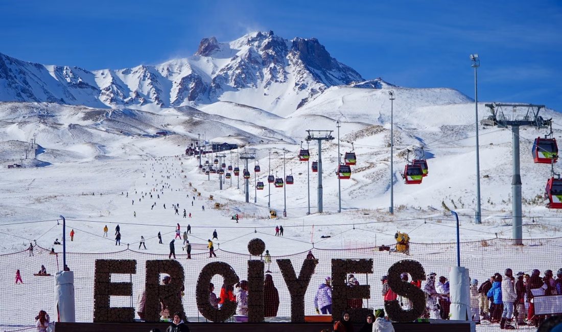 Erciyes, dünyanın en iyi 25 kayak merkezi arasında yer aldı Furkan KAVUKLU/KAYSERİ, – TÜRKİYE’nin önemli kayak merkezlerinden Erciyes Kayak Merkezi,