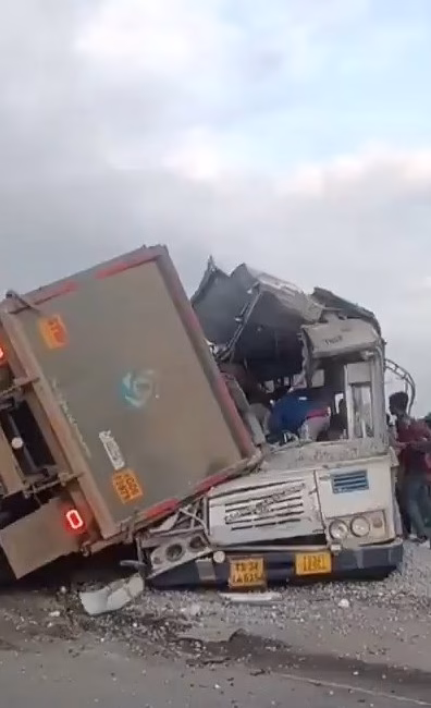 HİNDİSTAN, – HİNDİSTAN’ın Telangana eyaletinde bir otobüs ile kamyonun çarpışması