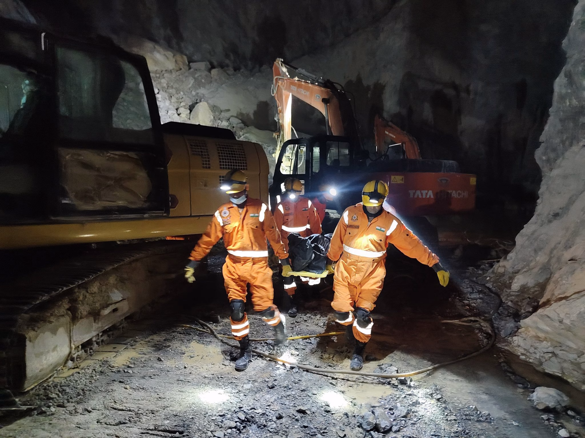 Hindistan'da taş ocağında meydan gelen göçükte hayatını kaybedenlerin sayısı ’ye yükseldi