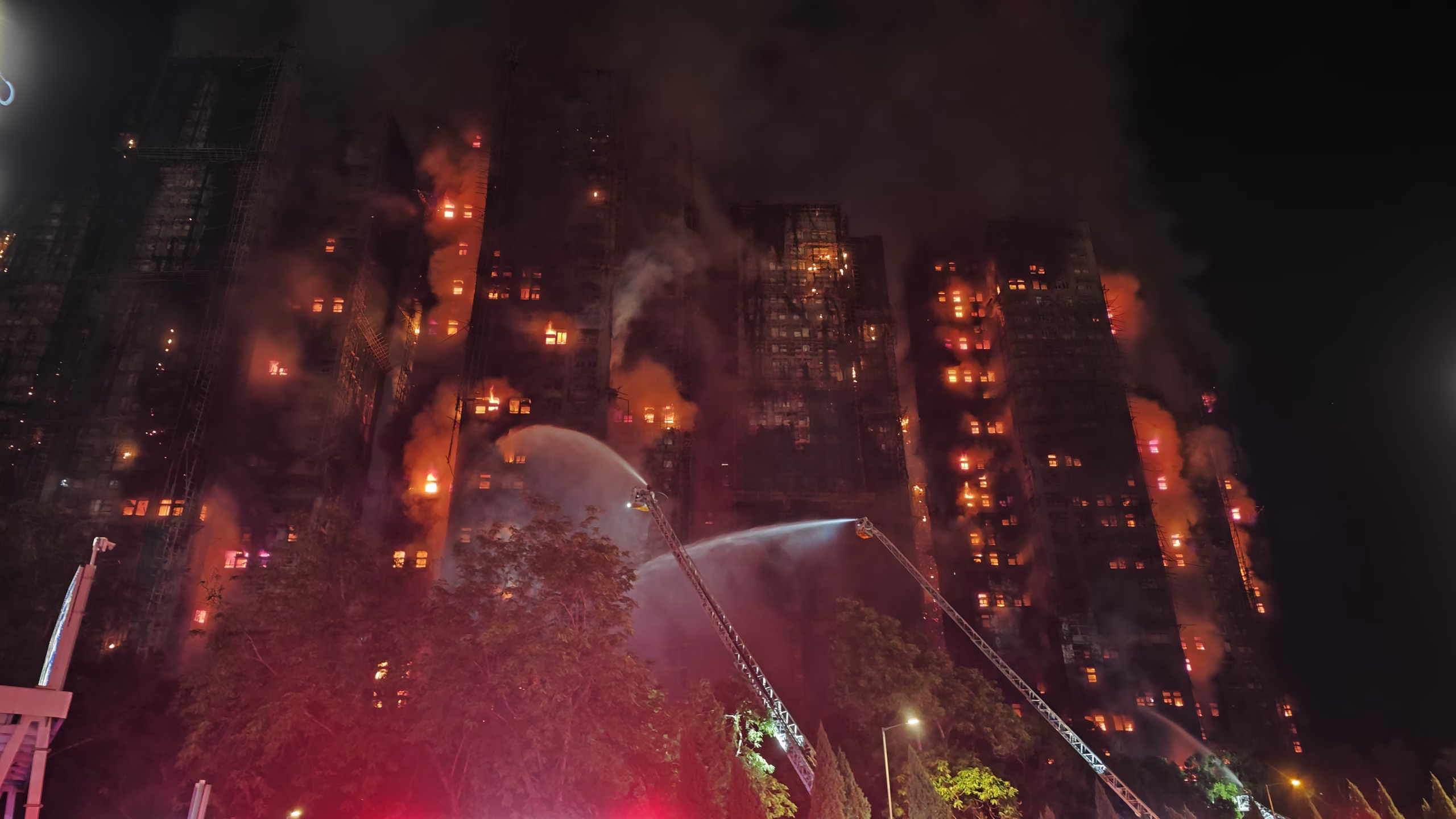 Hong Kong'da sitede çıkan yangında hayatını kaybedenlerin sayısı ’e yükseldi