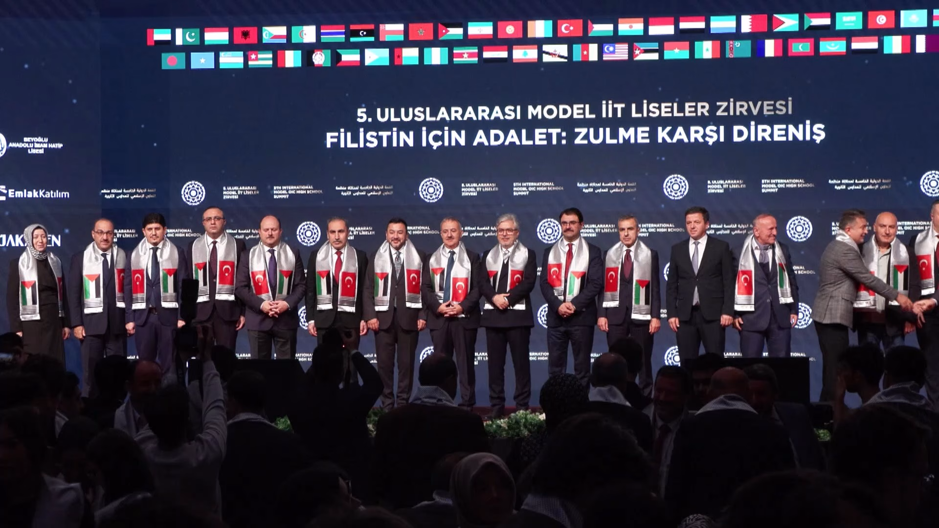 İstanbul 'inci Uluslararası Model İslam İşbirliği Teşkilatı Liseler Zirvesi İstanbul'da başladı