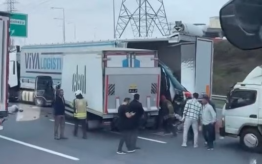 Özgür EREN/İSTANBUL Arnavutköy Kuzey Marmara Otoyolu Habipler mevkiinde kamyon arkadan
