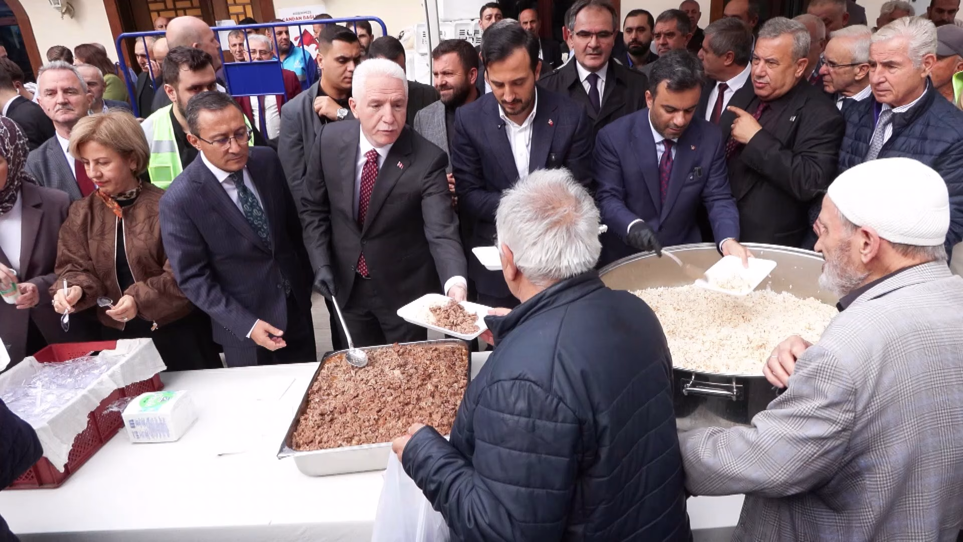 İstanbul Bağcılar'da Türbe Dede Pilav Günü nedeniyle ton pilav dağıtıldı