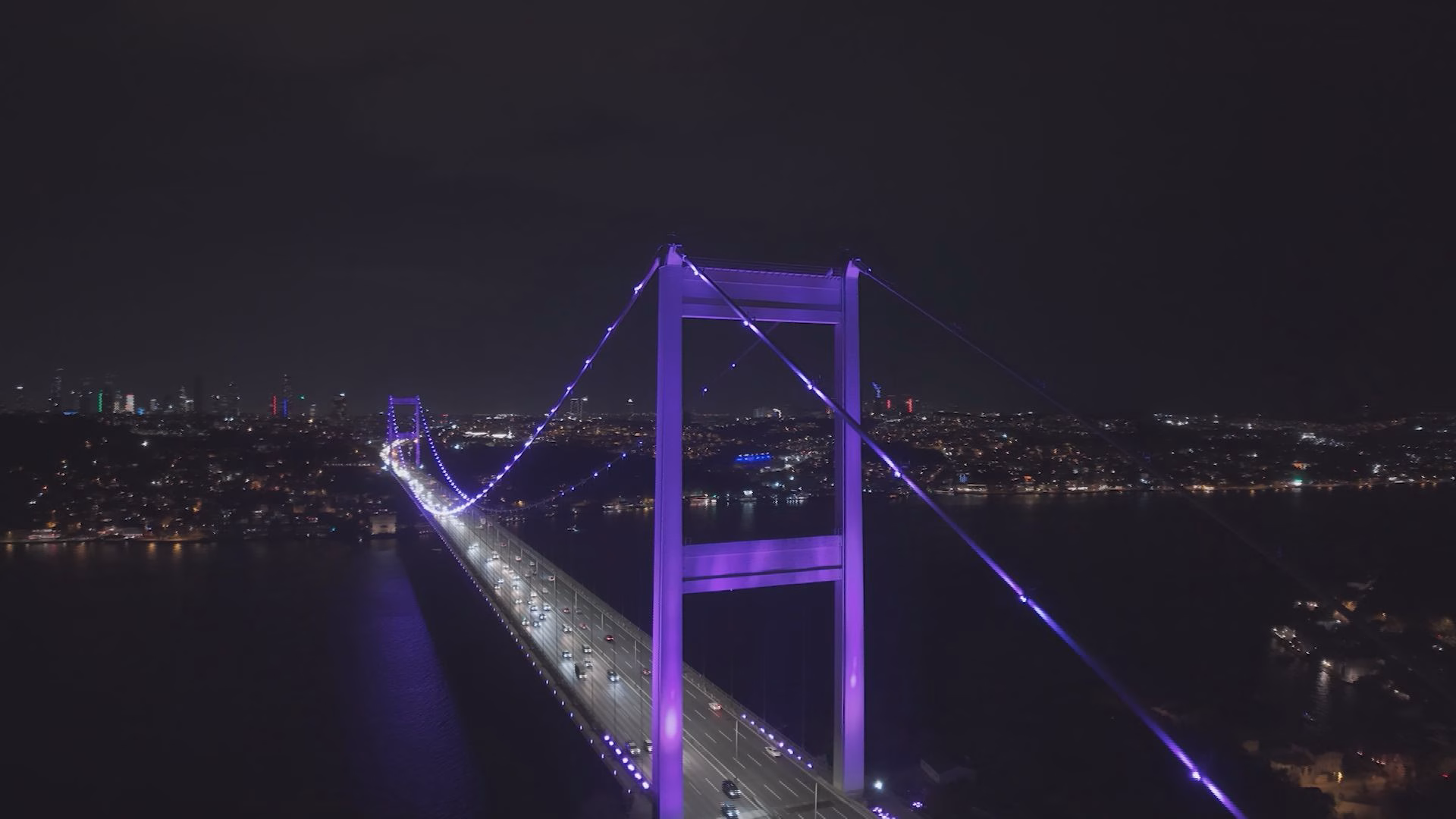 İstanbul FSM Köprüsü 'Dünya Prematüre Günü' kapsamında mor ışıklarla aydınlatıldı