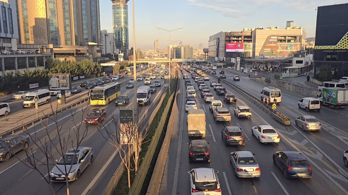 İstanbul İstanbul'da haftanın ilk iş gününde trafik yoğunluğu