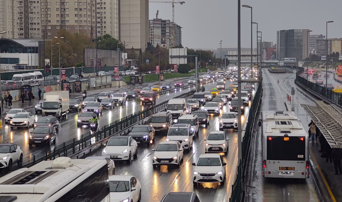 İstanbul- İstanbul’da yağmur etkili oldu, trafikte yoğunluk yaşandı – (Cevizlibağ) Emre KURT / İSTANBUL, – Sabah saatlerinde etkili olan yağış