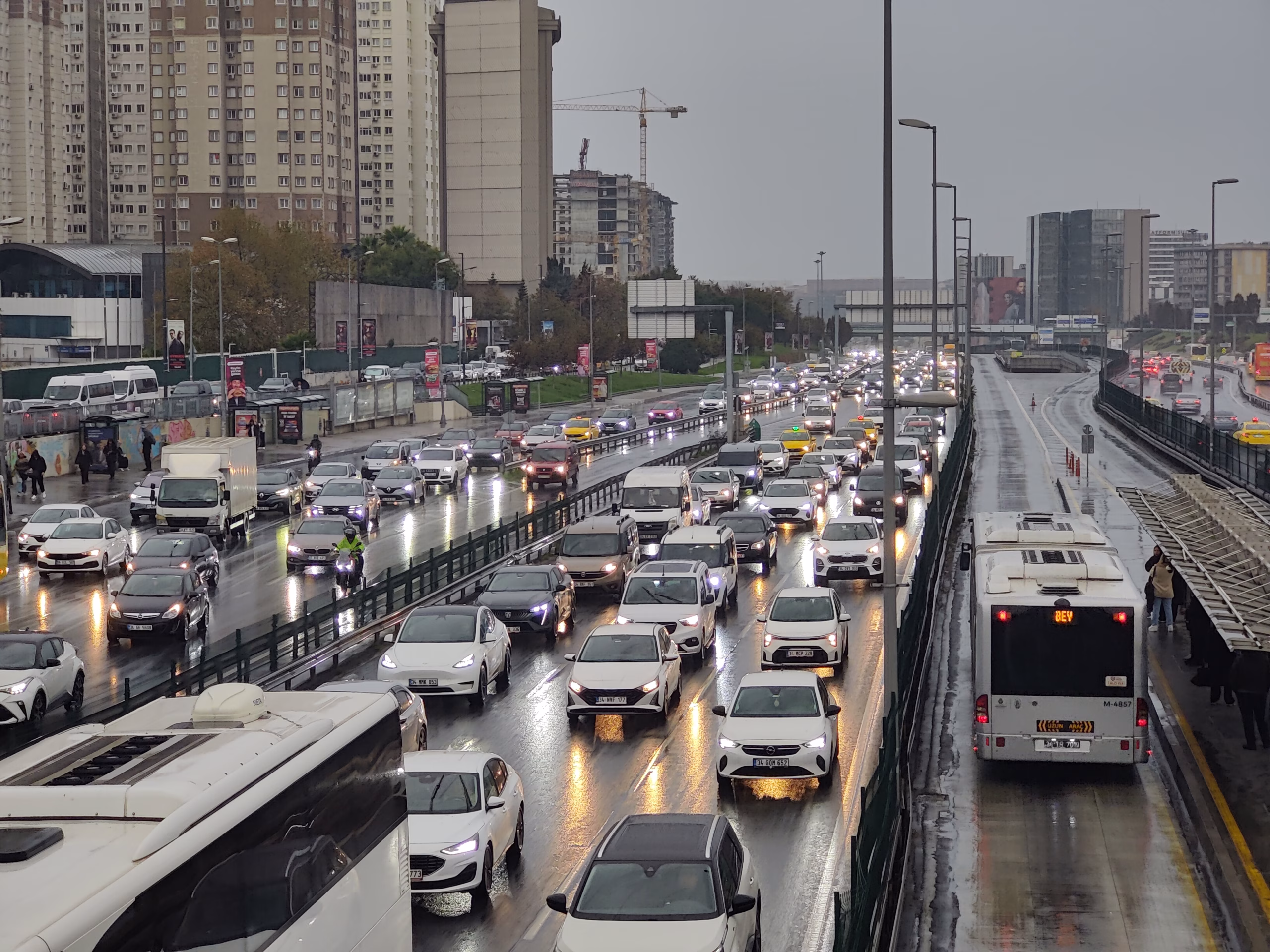 İstanbul İstanbul'da yağmur etkili oldu, trafikte yoğunluk yaşandı (Cevizlibağ)