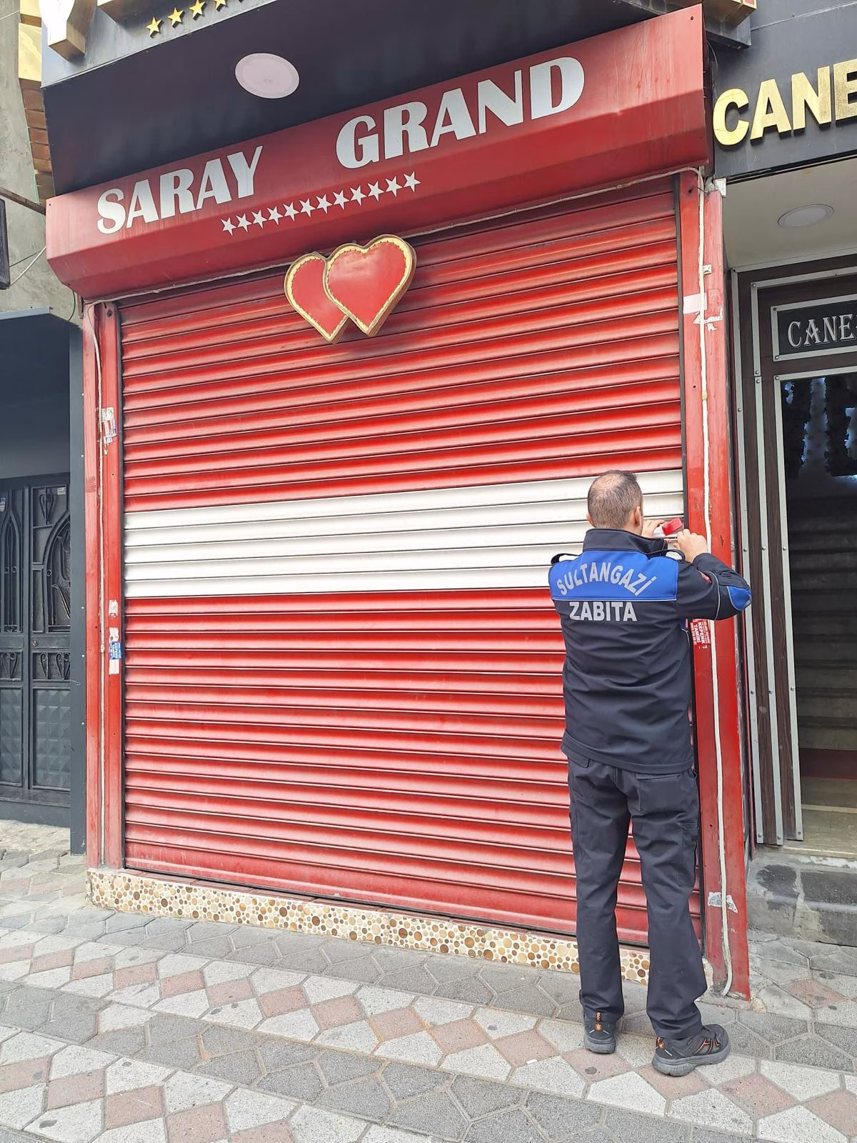 İstanbul Sultangazi‘de kadınların giyinme odasında gizli kamera bulundu; düğün salonu mühürlendi