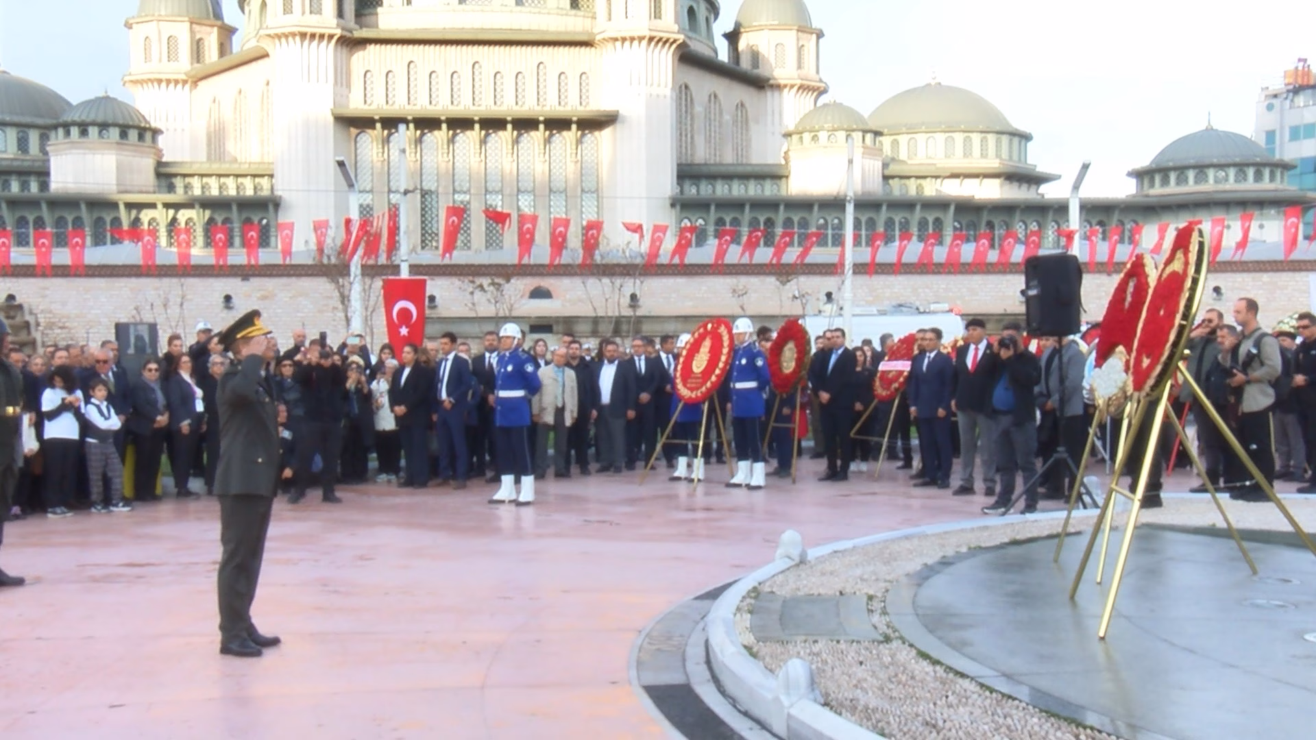 İstanbul Taksim Meydanı'nda Atatürk'ü anma töreni