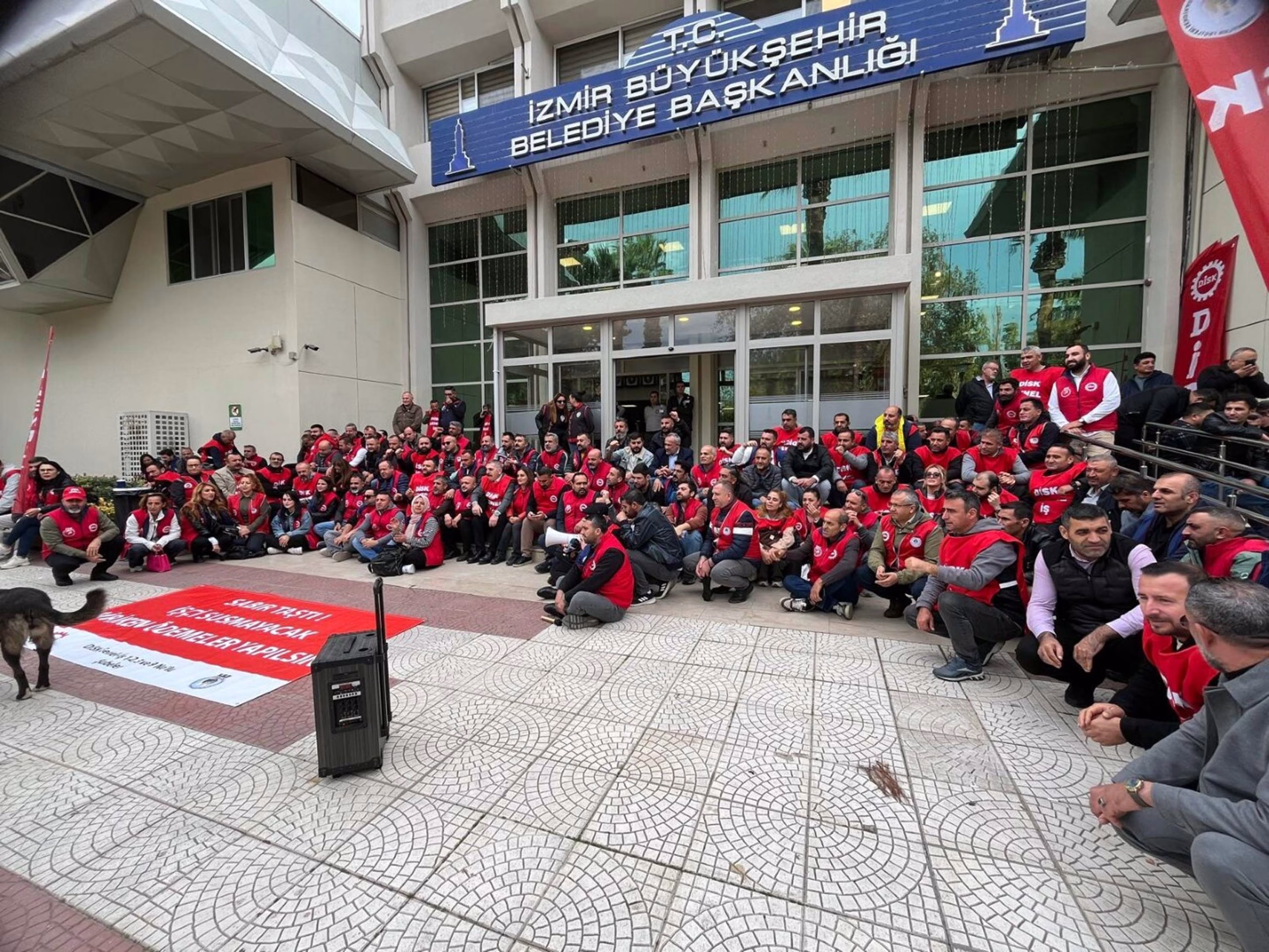 İzmir'de Büyükşehir Belediyesi işçilerinden oturma eylemi