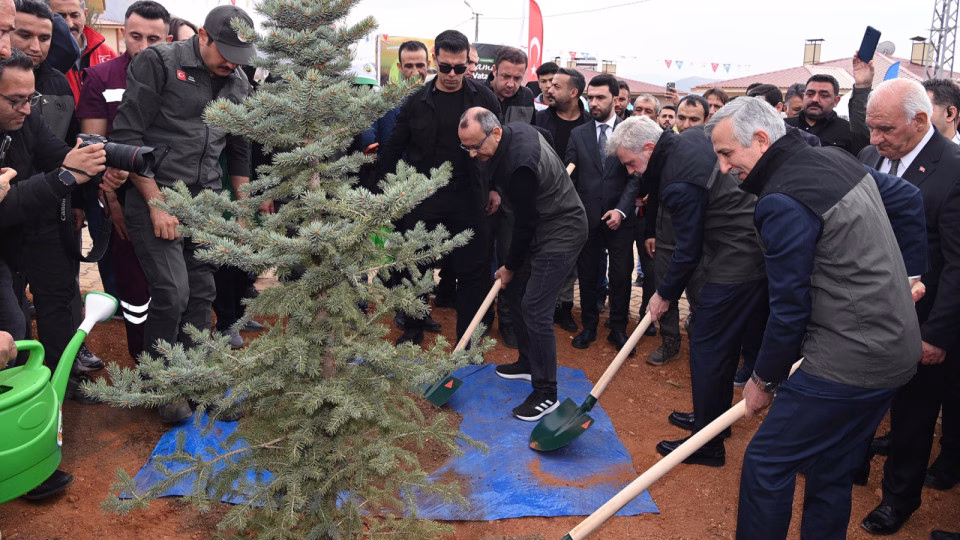 11 Kasım Milli Ağaçlandırma Günü kapsamında yüzlerce fidanın toprakla buluşturulduğu