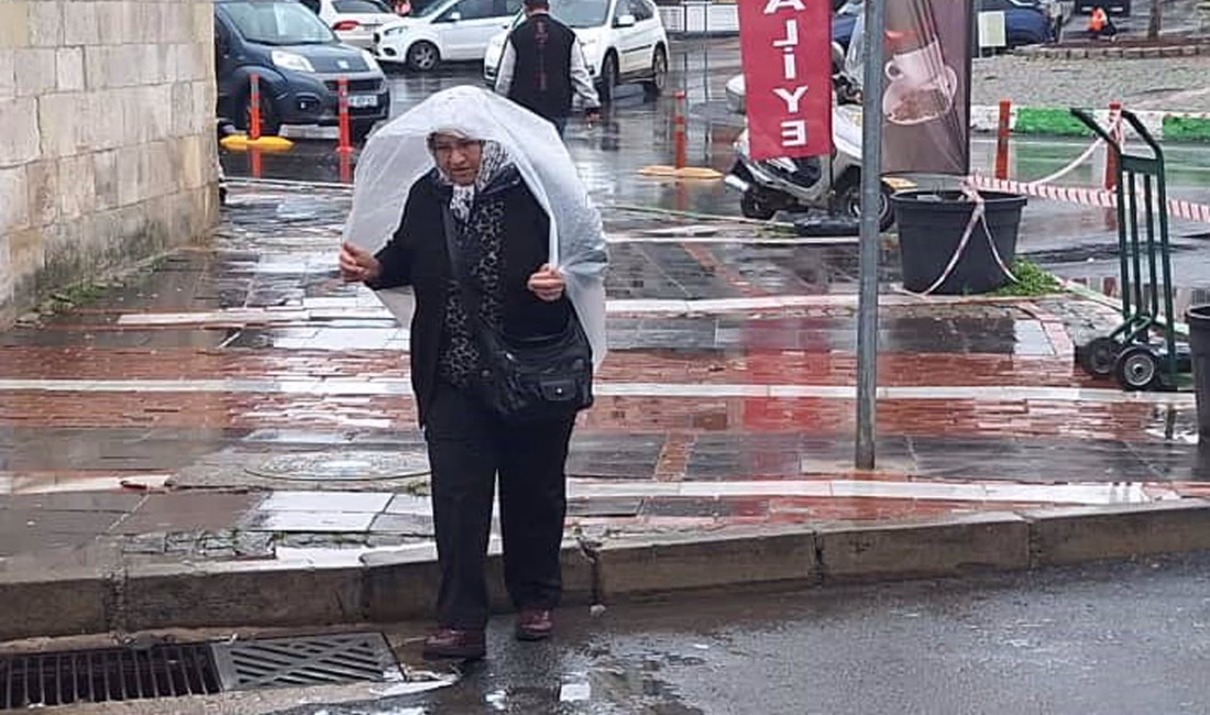KIRKLARELİ, -KIRKLARELİ’de öğle saatlerinde sağanak etkili oldu. Sağanak nedeniyle kentin