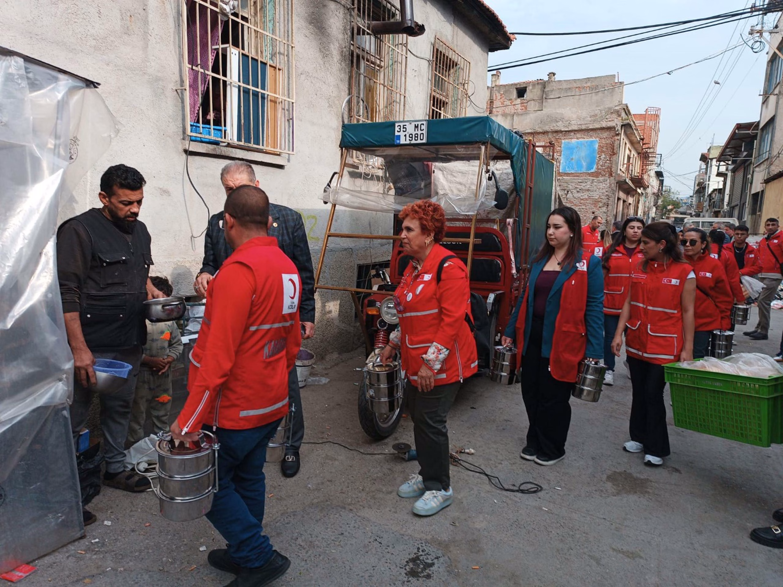 Kızılay çalışanının tabanca ile vurulduğu bölgede yemek dağıtımı yapıldı