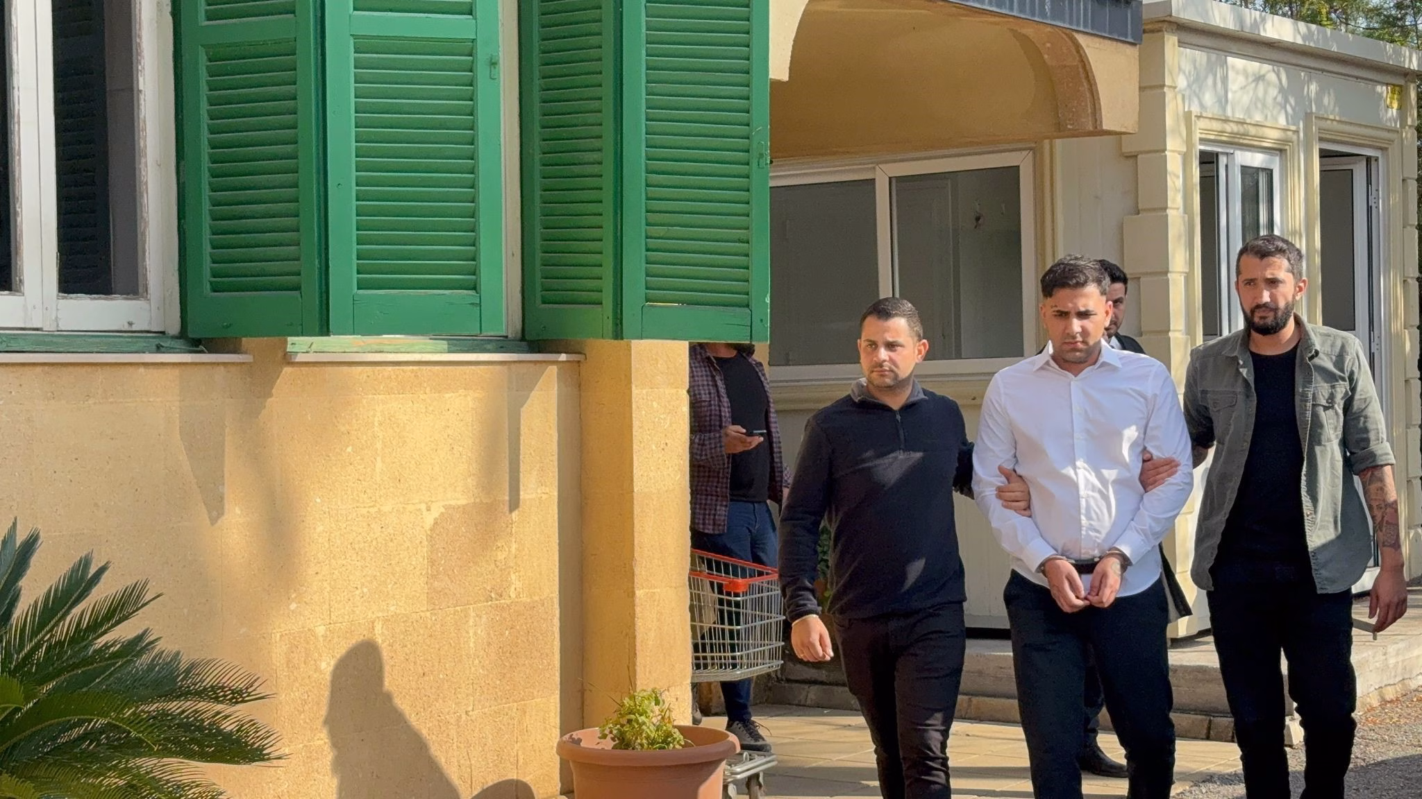 KKTC'de araç kurşunlayan çete üyesine , yıl hapis