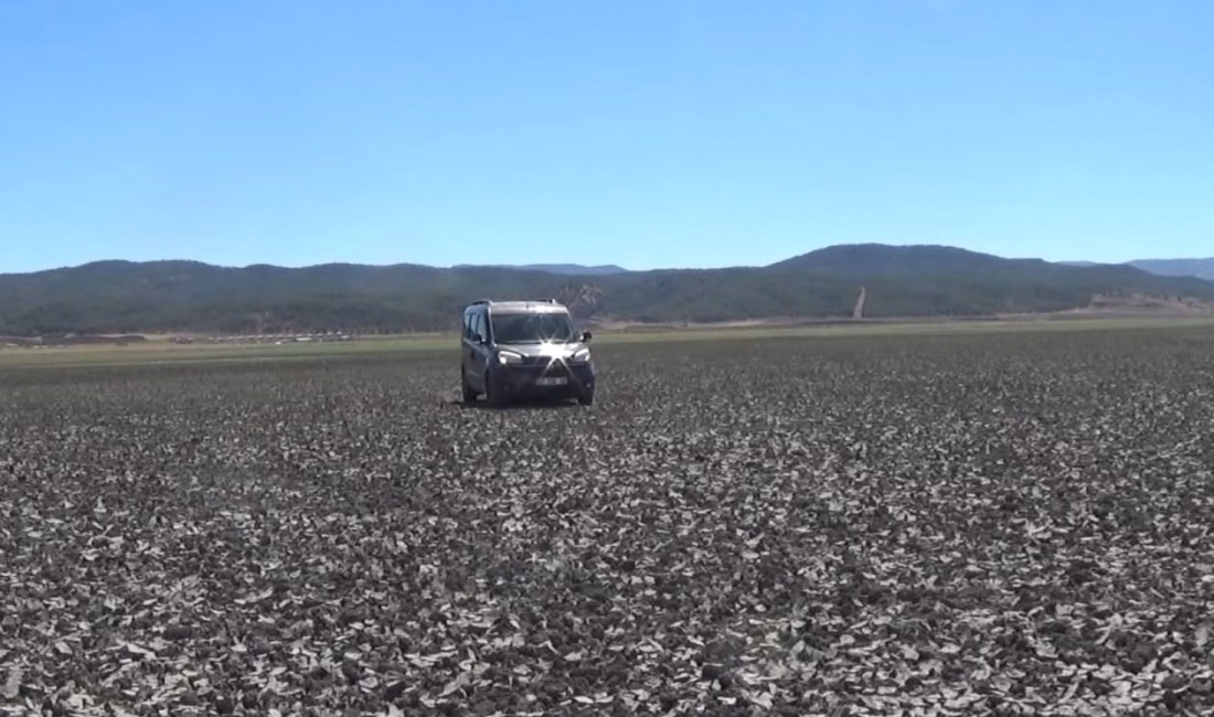 Tahtalı Barajı’nda su seviyesi yüzde 6’ya düştü; kuraklık dronla görüntülendi Kadir ÇELİK/İSLAHİYE (Gaziantep), – GAZİANTEP’in İslahiye ilçesinde, su seviyesi yüzde