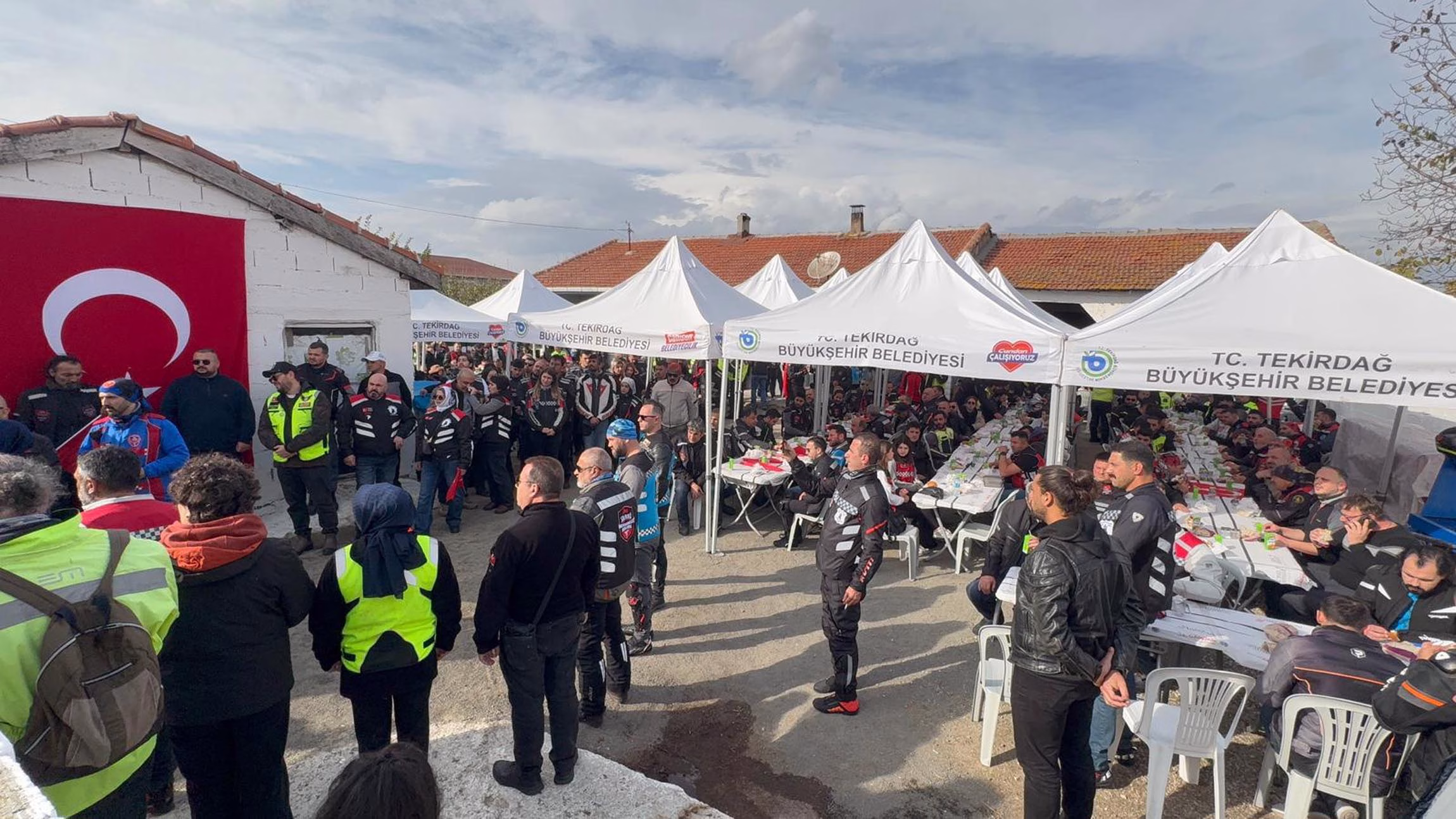 Trakya'daki 500 motosiklet tutkunundan şehit ailesine ziyaret / Ek fotoğraflar Trakya'daki motosiklet tutkunundan şehit ailesine ziyaret / Ek fotoğraflar
