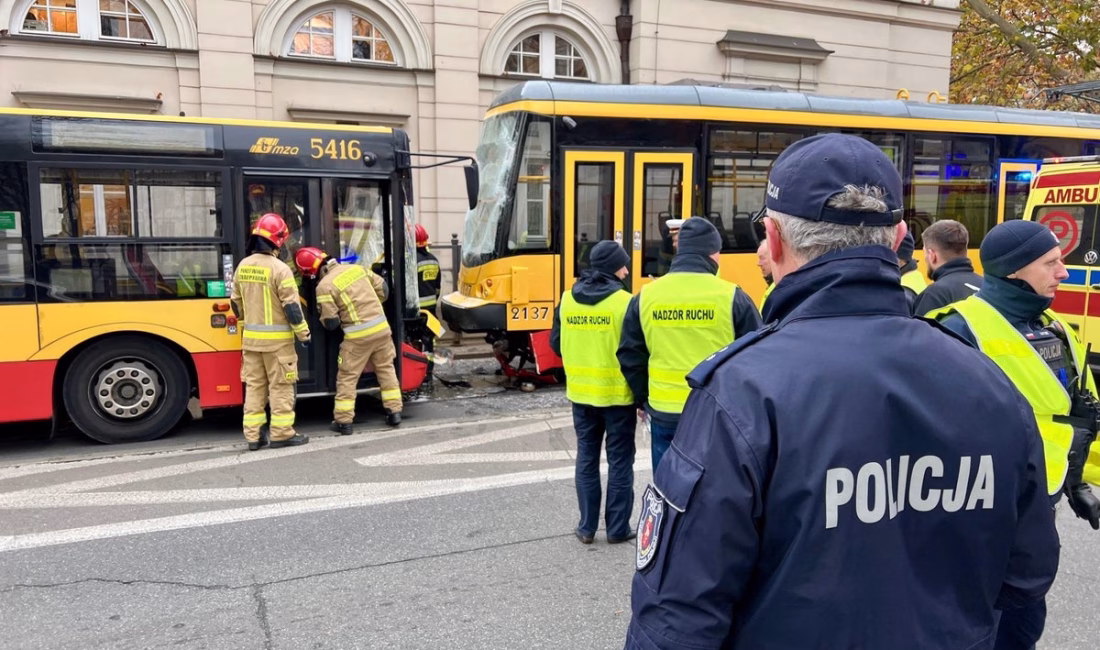 POLONYA, – POLONYA’nın başkenti Varşova’da, iki tramvay ile otobüsün çarpışması