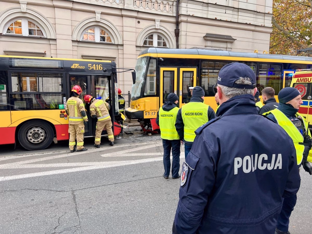 Varşova'da iki tramvay ile otobüs çarpıştı: yaralı