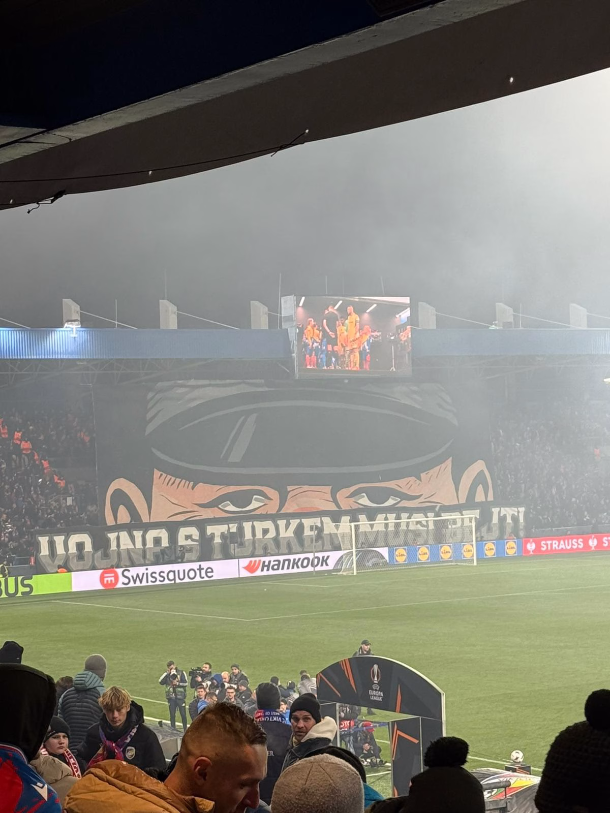 Viktoria Plzen'den dikkat çeken pankart