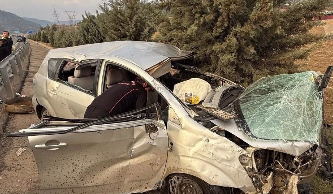 Kahramanmaraş’ta otomobilin bariyerlere çarpması sonucu meydana gelen kazada ağır yaralanan