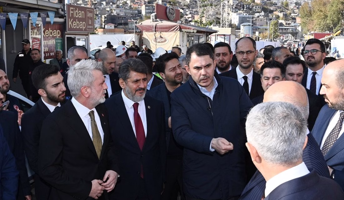 Deprem sonrası şehirde yürütülen inşa faaliyetlerini yerinde incelemek üzere şehre