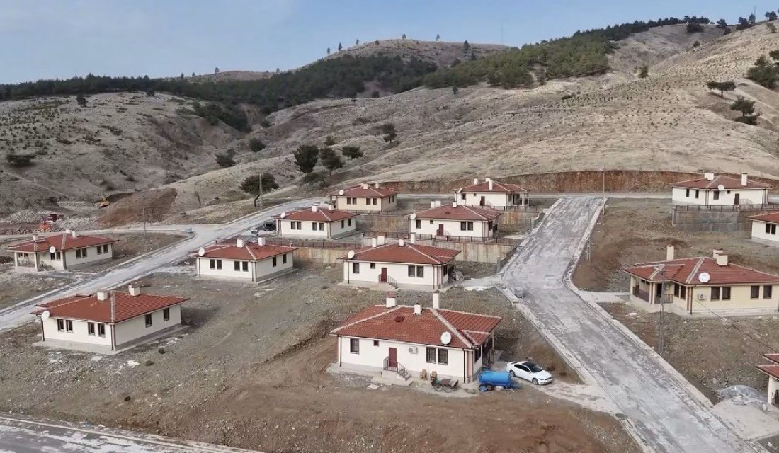Kahramanmaraş’ta fay hattı üzerinde bulunan Tevekkeli Mahallesi, dağın eteklerine taşınarak