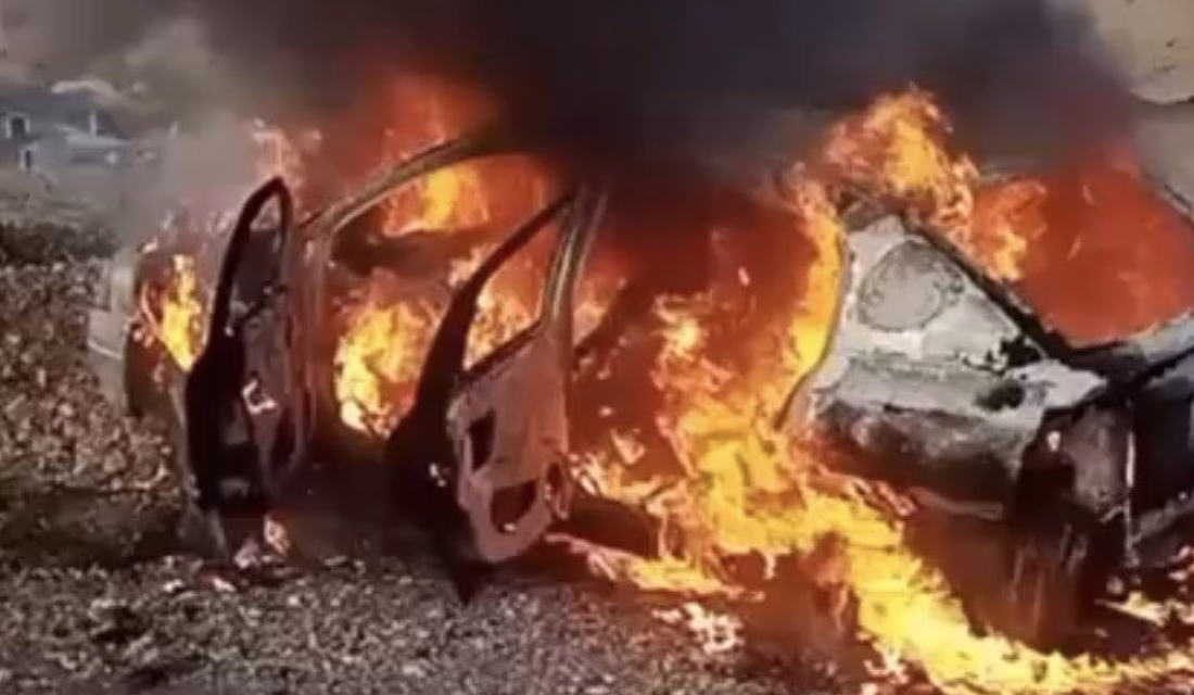 Kahramanmaraş’ta seyir halinde iken alev alan otomobil, hurdaya döndü. 