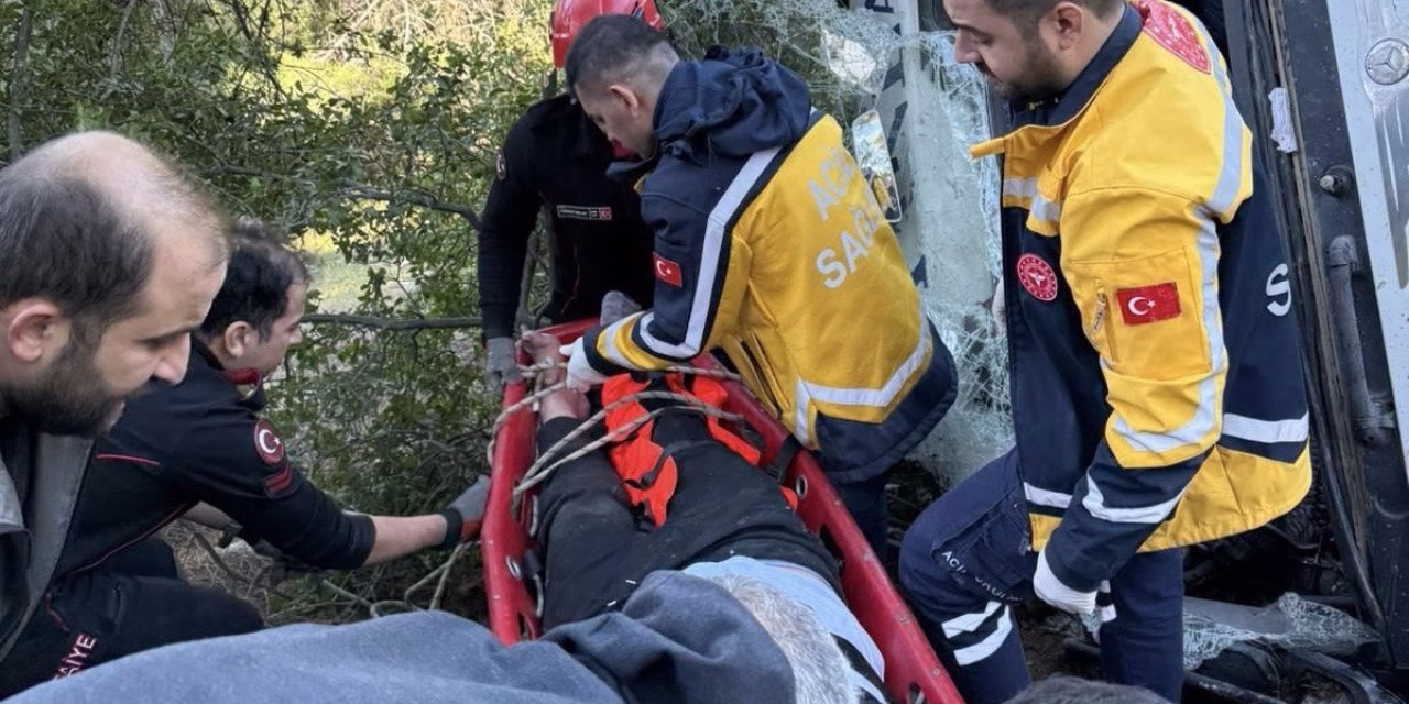 Kahramanmaraş’ta kamyon uçuruma yuvarlandı Kahramanmaraş’ta kamyon uçuruma yuvarlandı