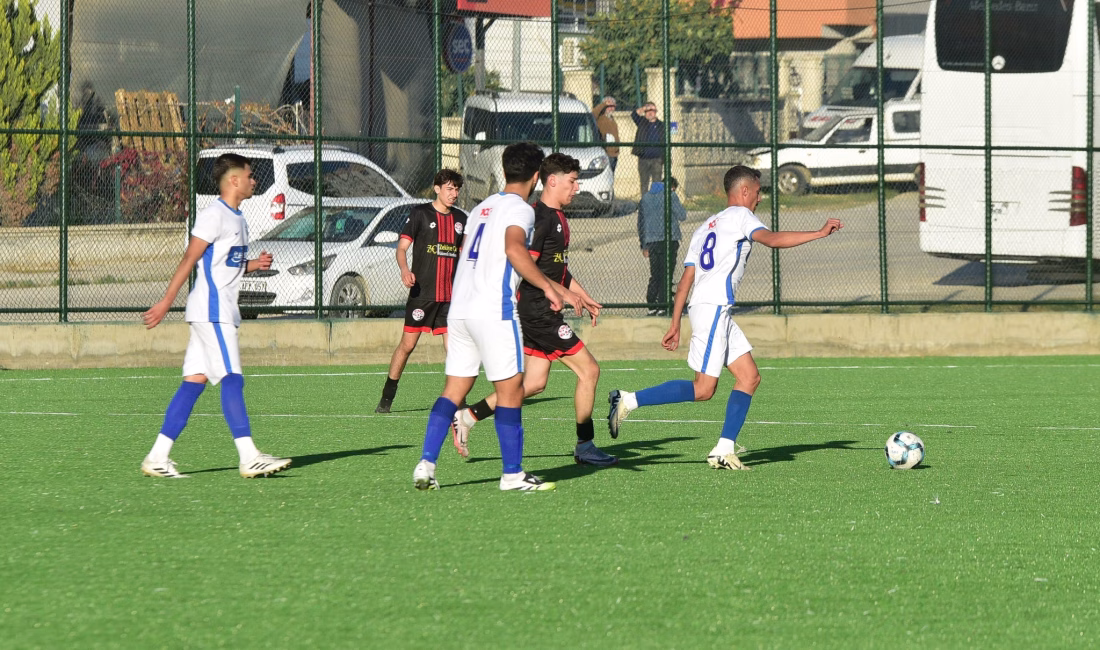 Kadirli’de yenileme çalışmaları tamamlanan 1 Nolu Sentetik Çim Futbol Sahası,