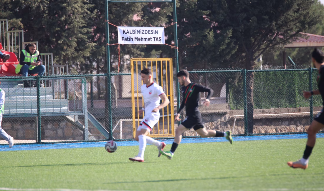 Futbol sahalarında fotoğraf çeken ve aynı zamanda Büyüksırspor forması giyen