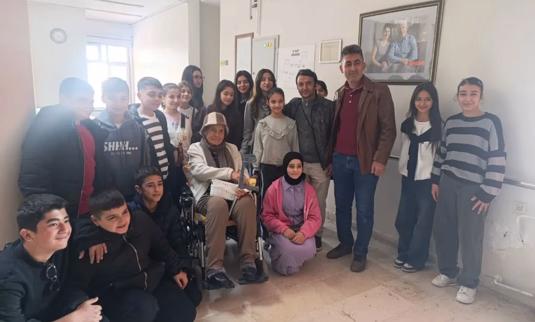 Düziçi ilçesine bağlı Ellek Şehit Burak Mart Ortaokulu öğrencileri ve