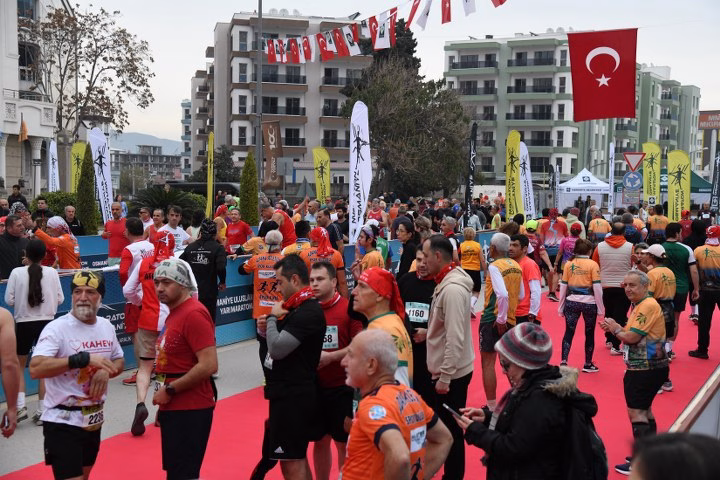 Sporcular yorgunluklarını halay ve misket oynayarak attı
