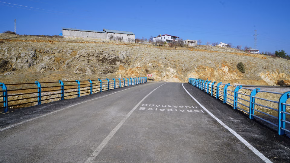 Büyükşehir Belediyesi, Göksun’un kırsal mahallelerinden Temurağa ve Hacıömer’in ulaşımında kritik