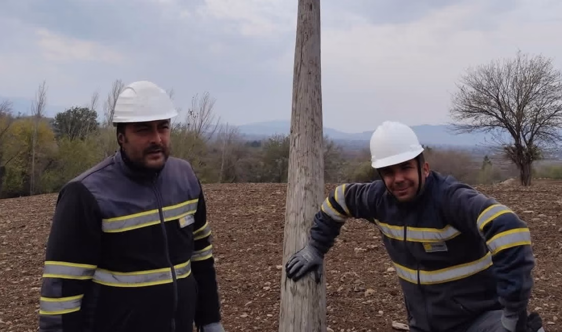Osmaniye’nin Düziçi ilçesinde sabah saatlerinde aniden etkisini artıran şiddetli rüzgar,