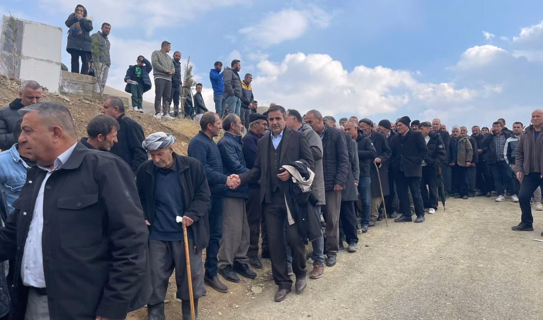 ROJHAT DA TOPRAĞA VERİLDİ Van’da Zernek Baraj Gölü’ne yuvarlanan otomobilde
