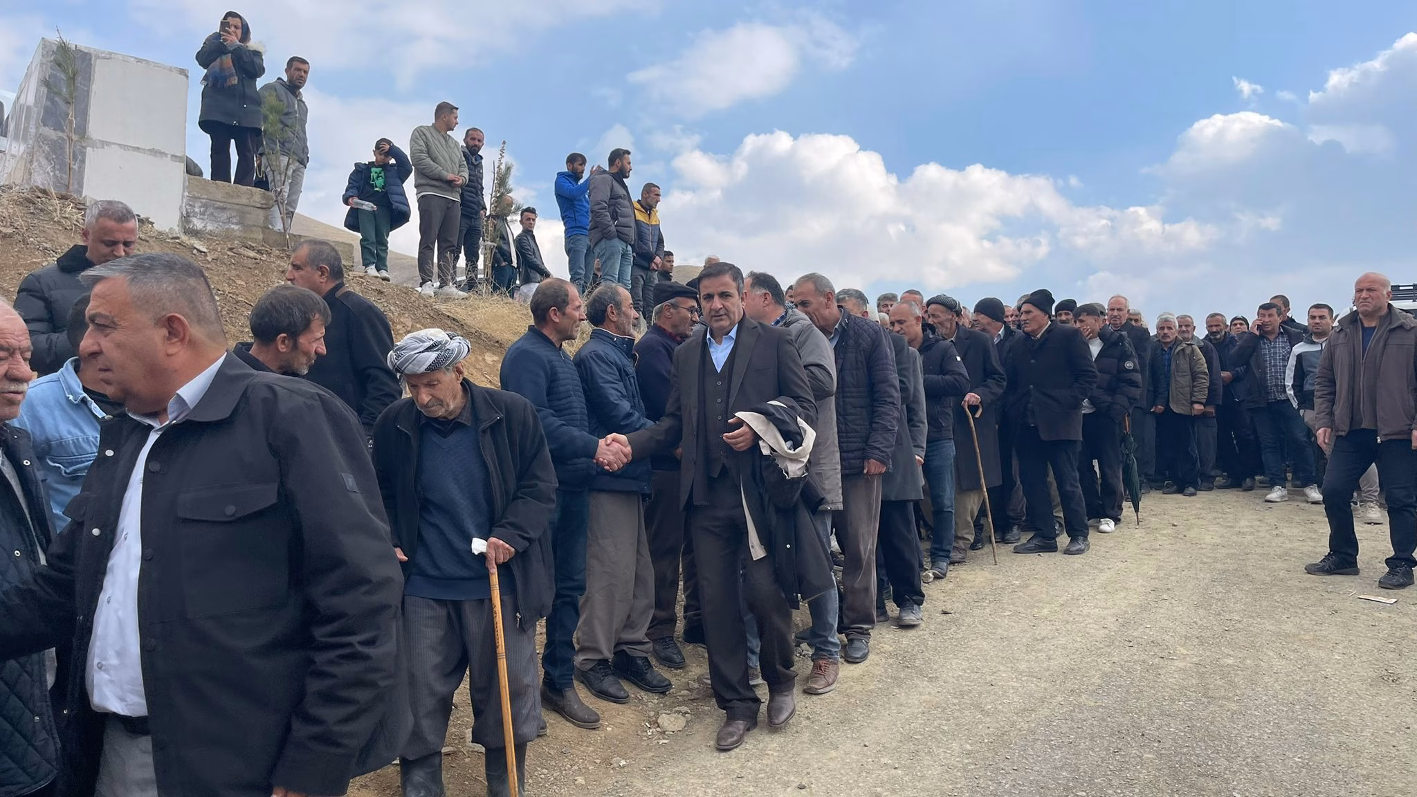 Otomobilin baraj gölüne yuvarlandığı kazada ölen Furkan ve Rojhat toprağa verildi ()