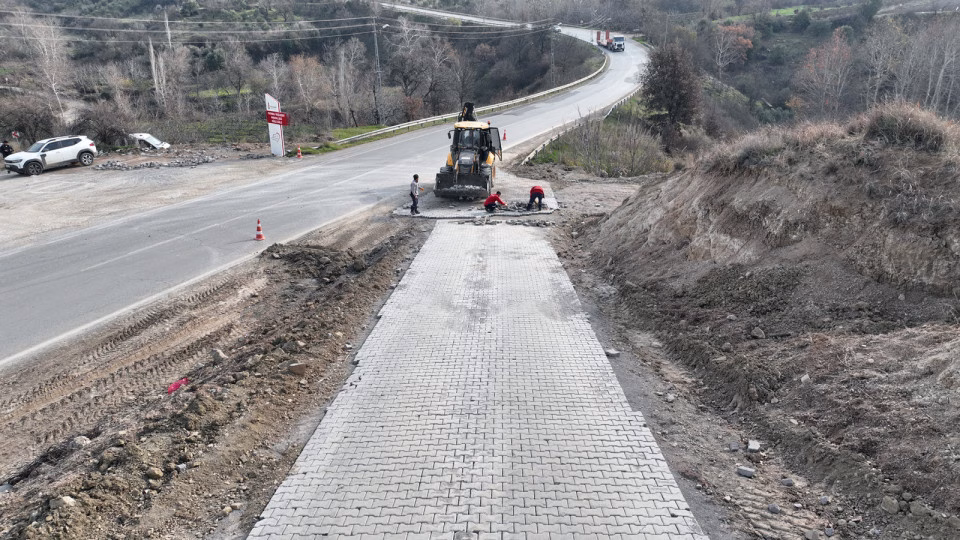 Büyükşehir Belediyesi, Onikişubat’ın kırsal mahallelerinden Yavşanova’nın ulaşımını 2 bin metrekarelik