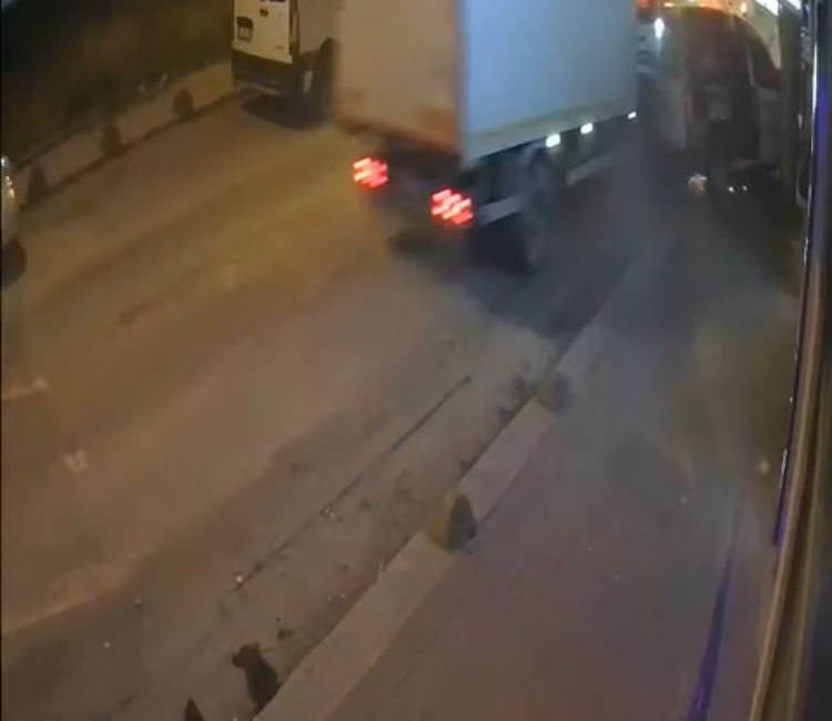 BAHÇELİEVLER’de şoförünün direksiyon hakimiyetini kaybettiği kamyon park halindeki 4 araca