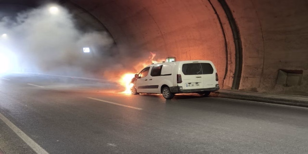 Kahramanmaraş’ta araç seyir halinde alev topuna döndü
