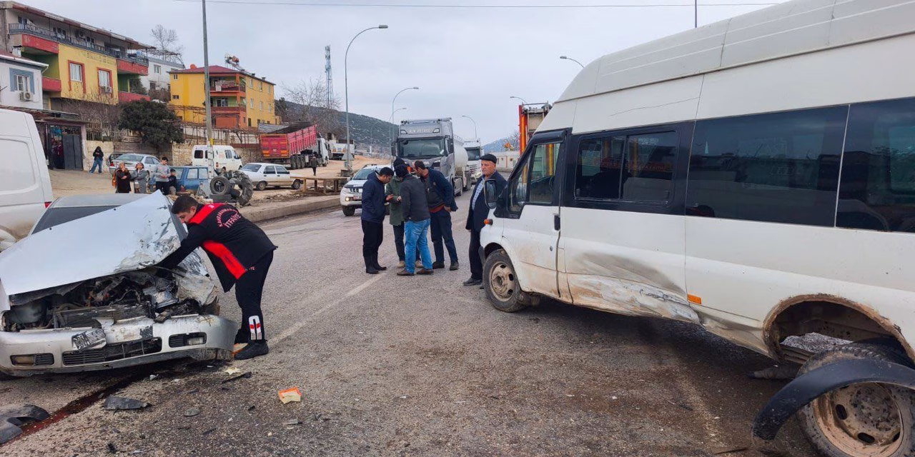 Kahramanmaraş’ta Servis Aracı ile Otomobil Çarpıştı: 2 yaralı