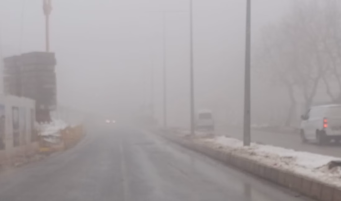 Kahramanmaraş’ta sabah saatlerinde etkili olan yoğun sis hayatı felç etti.