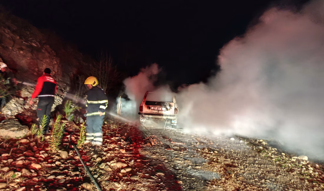 OTOMOBİL YANGINI PANİK YARATTI Osmaniye’nin Kadirli ilçesine bağlı Harkaçtığı Köyünde park halindeki bir otomobilde
