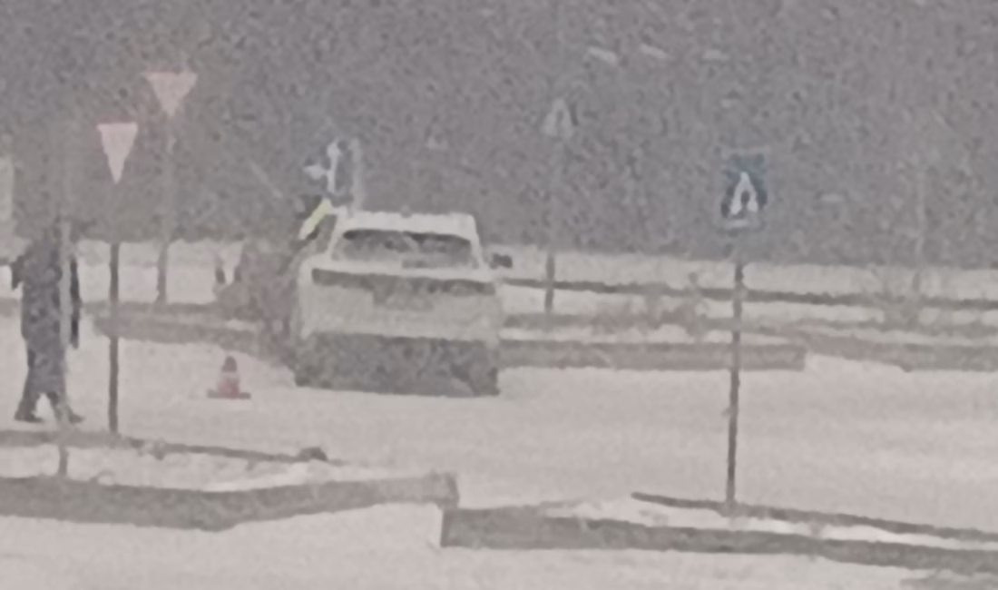Kahramanmaraş’ın Andırın ilçesinde etkili olan yoğun kar yağışı, trafikte aksamalara